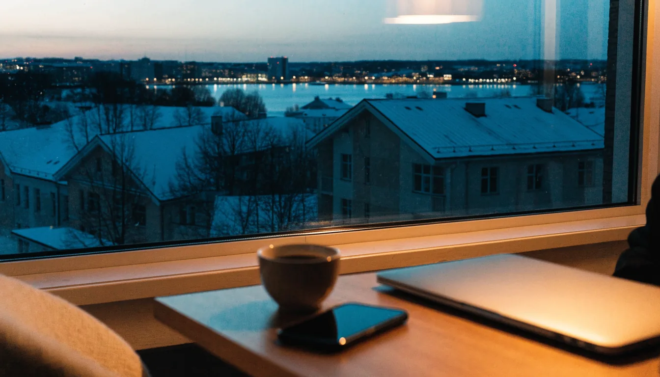 Suomalainen koti talvi-iltana, kannettava tietokone suljettuna pöydällä